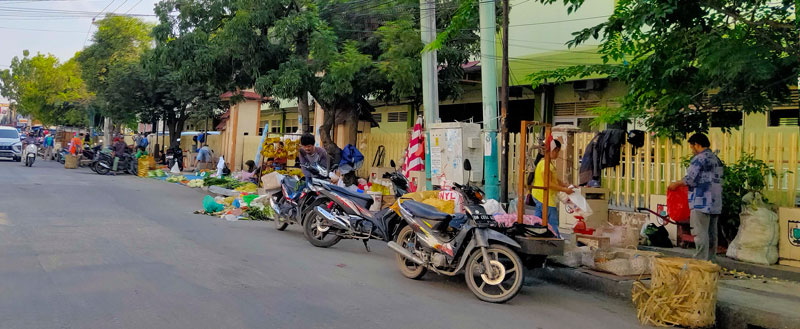 Pedagang masih berjualan di pinggir Jalan Ahmad Yani hingga menjelang siang hari, Ahad (5/11/2023). Pedagang pasar tumpah diberi waktu berjualan dari pukul 04.00 WIB sampai 08.00 WIB.