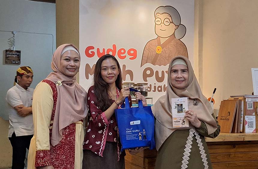Owner Gudeg Mbah Putri Yeviani Oktora (kiri) dan pewaris resep  Gudeg Mbah Putri Generasi ke-4 Dinda, menyerahkan hadiah ke salah seorang Guru SMAN 1 Pekanbaru, Murniati, baru-baru ini.