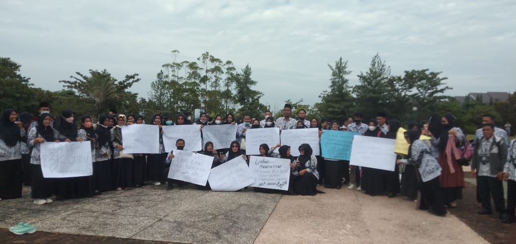 Guru-guru P3K lakukan aksi guru P3K Kuansing di lapangan upacara kompleks kantor bupati, Telukkuantan, Jumat (8/7/2022).