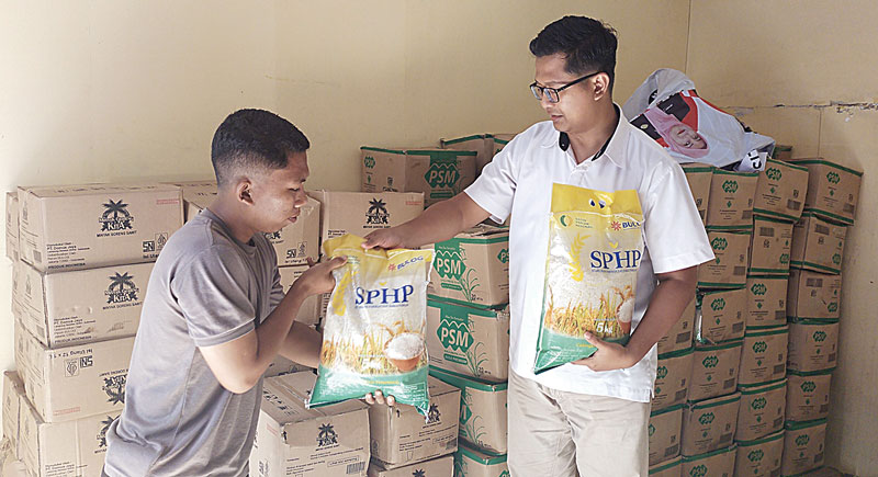 Kepala Bulog Cabang Bengkalis Budi Indrawan memperlihatkan beras murah yang disediakan untuk masyarakat di Kantor Bulog  Bengkalis, Selasa (7/11/2023).