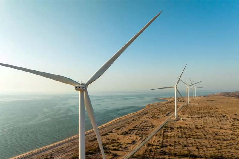 Pemandangan beberapa pembangkit listrik tenaga angin pada sebuah poster yang dirilis 5 Oktober 2023 di Pulau Sir Bani Yas di Abu Dhabi, Uni Emirat Arab.