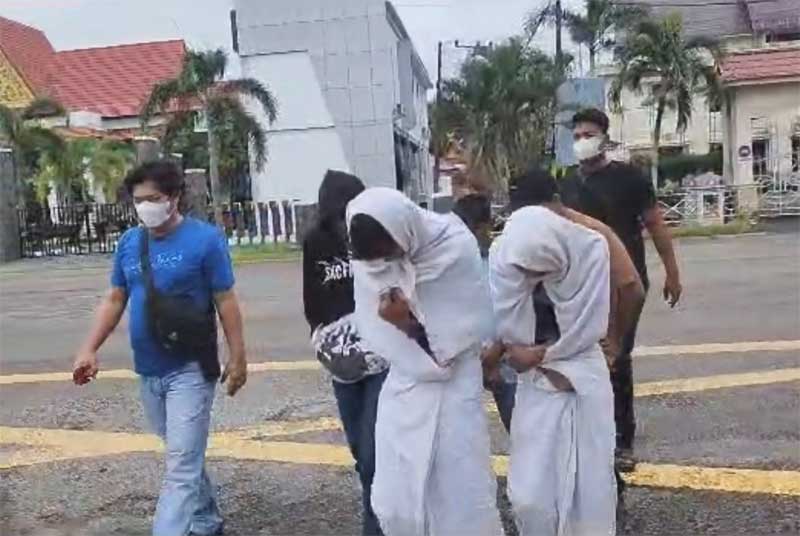 Remaja yang menyamar menjadi pocong saat diamankan Satreskrim Polres Bengkalis. Kelima remaja tersebut mengakui kesalahannya dan meminta maaf.
