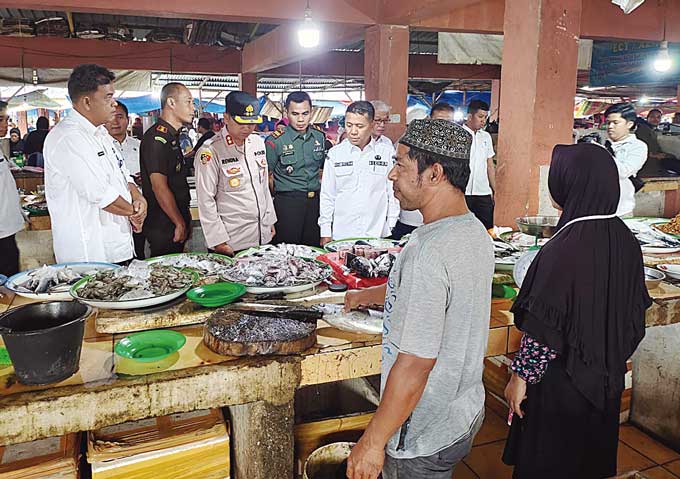 Forkopimda Kuansing meninjau stok dan harga kebutuhan pokok di pasar tradisional Telukkuantan, Rabu (15/3/2023).