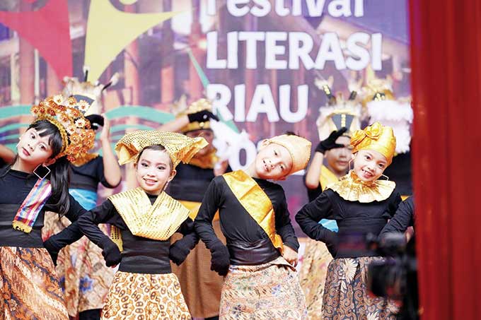 Penampilan seni dari para siswa di Pekanbaru saat pembukaan festival literasi di Perpustakaan Soeman HS, Rabu (23/3/2022).
