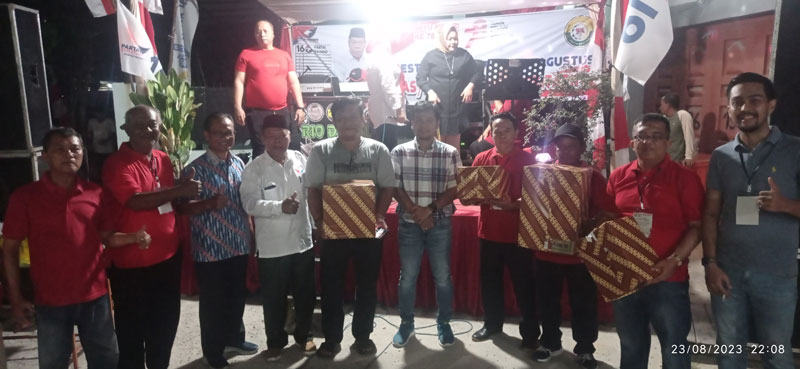 Para juara domino berfoto bersama para tokoh masyarakat saat perayaan HUT RI di Jalan Arifin Achmad, Rabu (23/8/2023) malam.