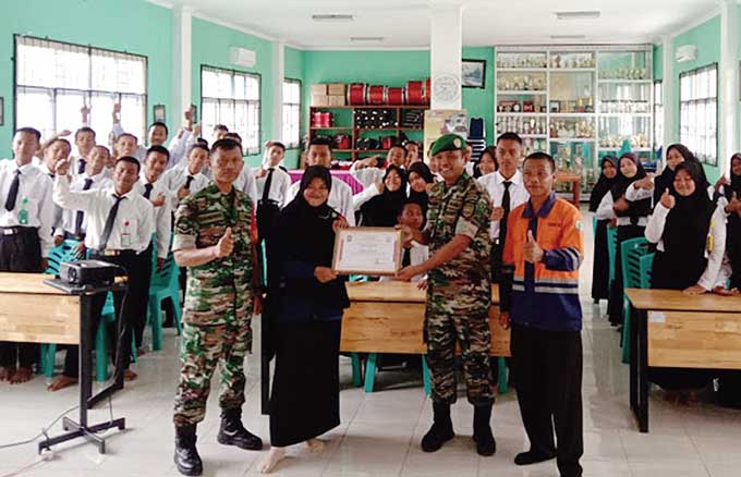 Danposramil Bathin Solapan, Letda Arh. Rickman Sinaga menyerahkan piagam penghargaan kepada siswa SMKN 3 Bathin Solapan, Bengkalis, beberapa hari lalu.