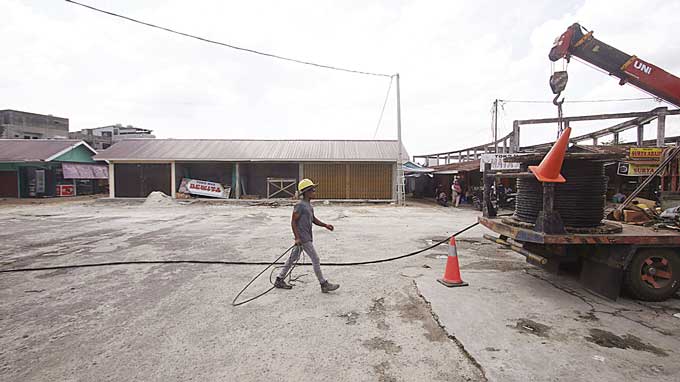 PLN mulai melakukan penyambungan kabel listrik ke kawasan Pasar Cik Puan Pekanbaru, Senin (5/6/2023). Dalam pekan ini, kios-kios di Pasar Cik Puan akan dilakukan penyambungan arus listrik.