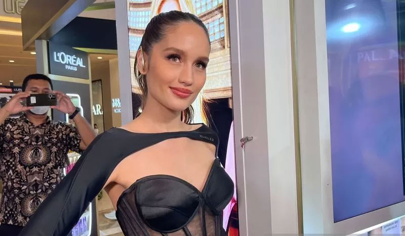 Cinta Laura akan menghadiri Festival Film Cannes 2023 mengenakan busana rancangan para desainer Indonesia