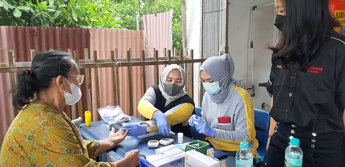 Tim dokter dari PSMTI Riau memberikan pemeriksaan kesehatan gratis kepada masyarakat di Jalan Lintas Timur Sumatera, Kecamatan Tenayan Raya, Senin (24/10/2022).