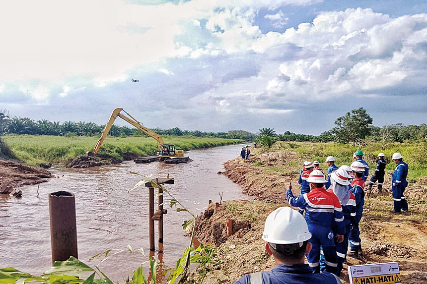 Alat berat diturunkan PHR untuk memÂ­bersihkan area sepanjang aliran sungai yang membentang wilayah Kabupaten Bengkalis hingga ke Rokan Hilir untuk mengantisipasi ancaman banjir yang melanda wilayah tersebut.