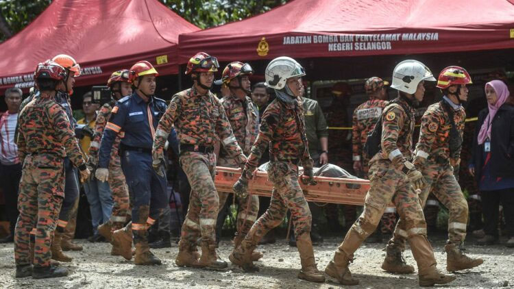 Departemen Pemadam Kebakaran dan Penyelamatan Selangor masih melakukan pencarian, menjelajahi lumpur tebal dan menebang pohon untuk mencari 14 orang yang masih hilang.