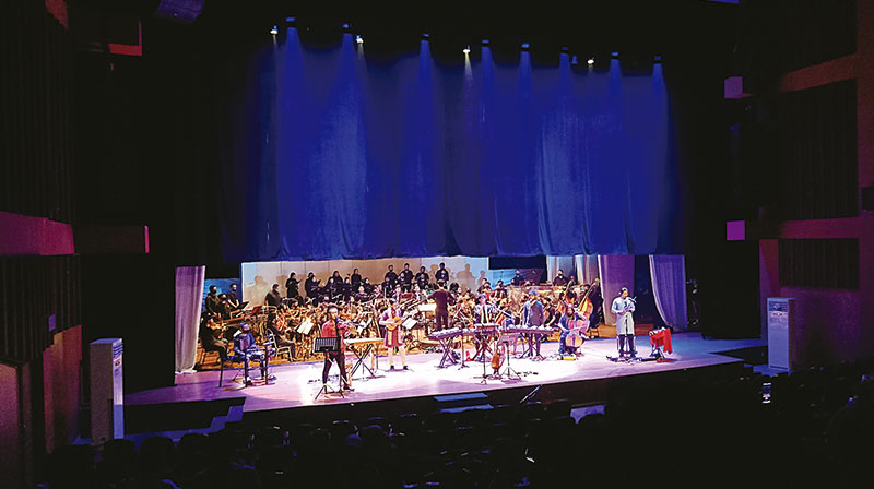 Pelaksanaan gladi bersih pertunjukan Riau Rhythm in Orchestra bertajuk â€œAwang Menunggang Gelombangâ€ di Anjung Seni Idrus Tintin (ASIT) Pekanbaru,  Kamis (29/10/2020). Pertujukan digelar Jumat-Sabtu (30-31/10/2020) malam. (PANJI A SYUHADA/RIAUPOS.CO)