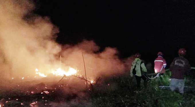 Tim RPK PT Arara Abadi-APP Sinar Mas bersama stakeholder melakukan pemadaman Karhutla di kawasan lindung Giam Siak Kecil (GSK) di Desa Tebing Serai, kemarin.