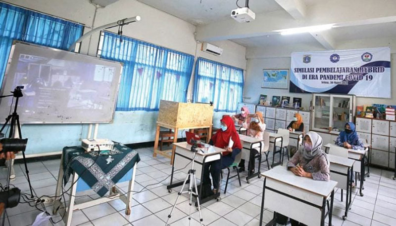 Guru dan wali murid mengikuti simulasi sekolah tatap muka dan daring di SMPN 255, Jakarta Timur, akhir Maret 2021.