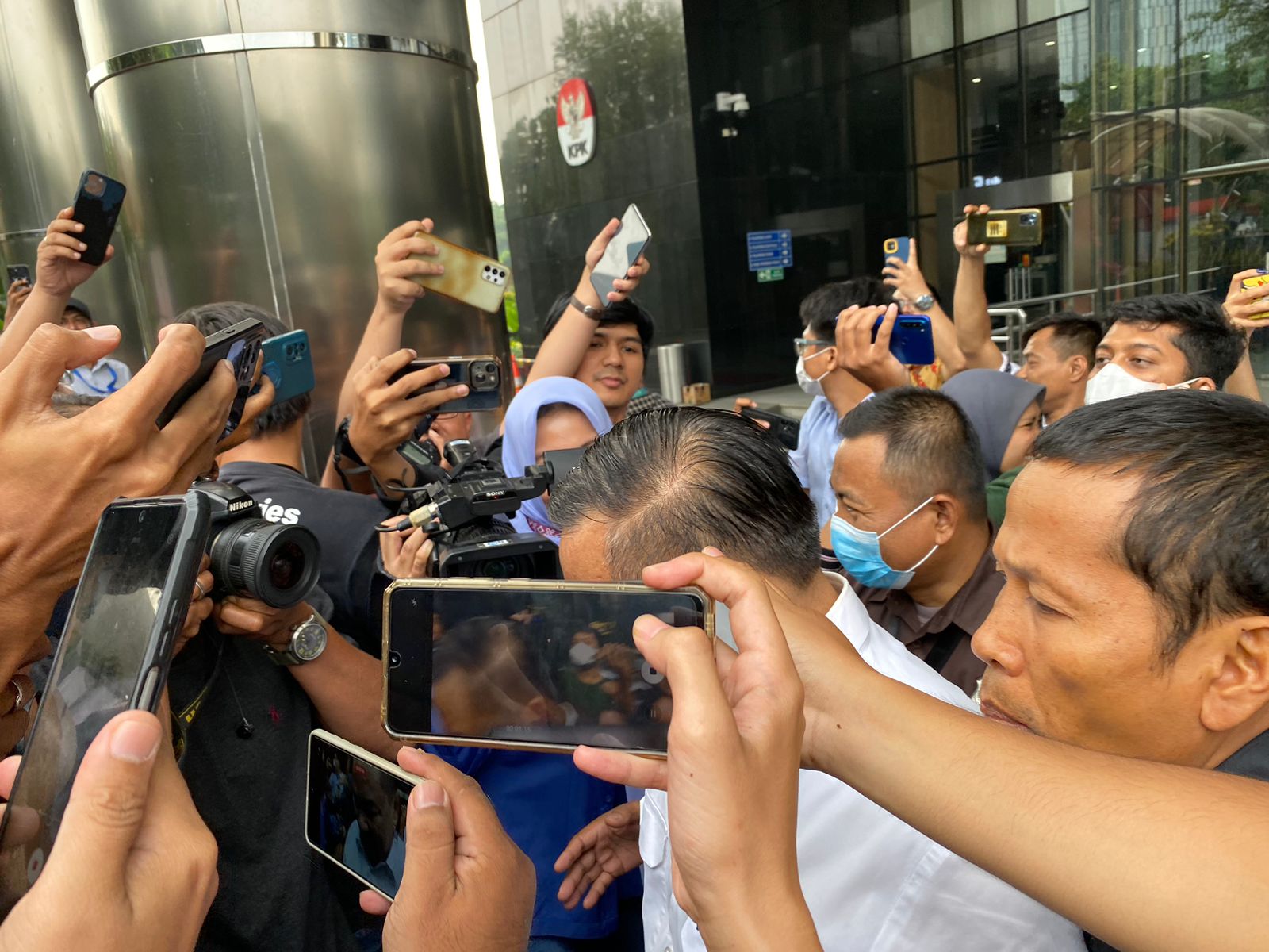Sekdaprov Riau, SF Hariyanto didampingi eks Ketua DPRD Riau, Indra Gunawan Eet saat keluar dari gedung KPK usai dirinya diperiksa, Senin (22/5/2023).