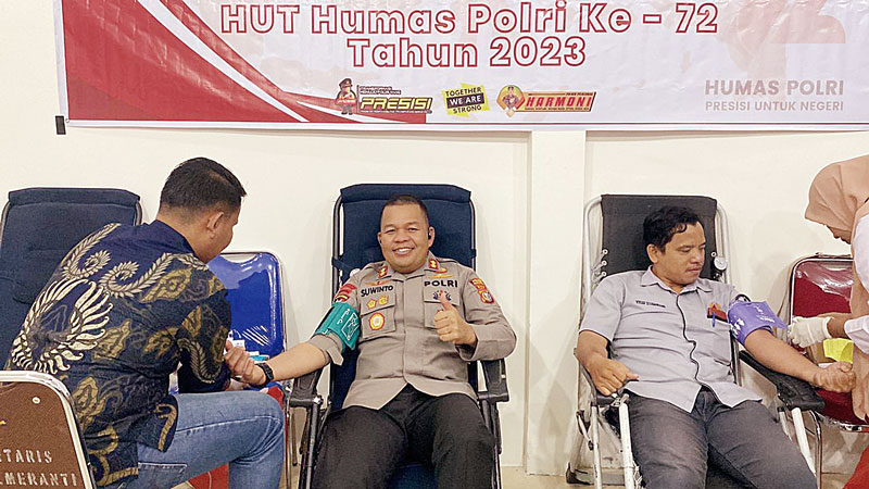 Kapolres Pelalawan AKBP Suwinto SH SIK mengikuti donor darah di aula Teluk Meranti Kantor Polres Pelalawan dalam rangka memperingati Hari Jadi ke-72 Humas Polri tahun 2023, Senin (2/10/2023).
