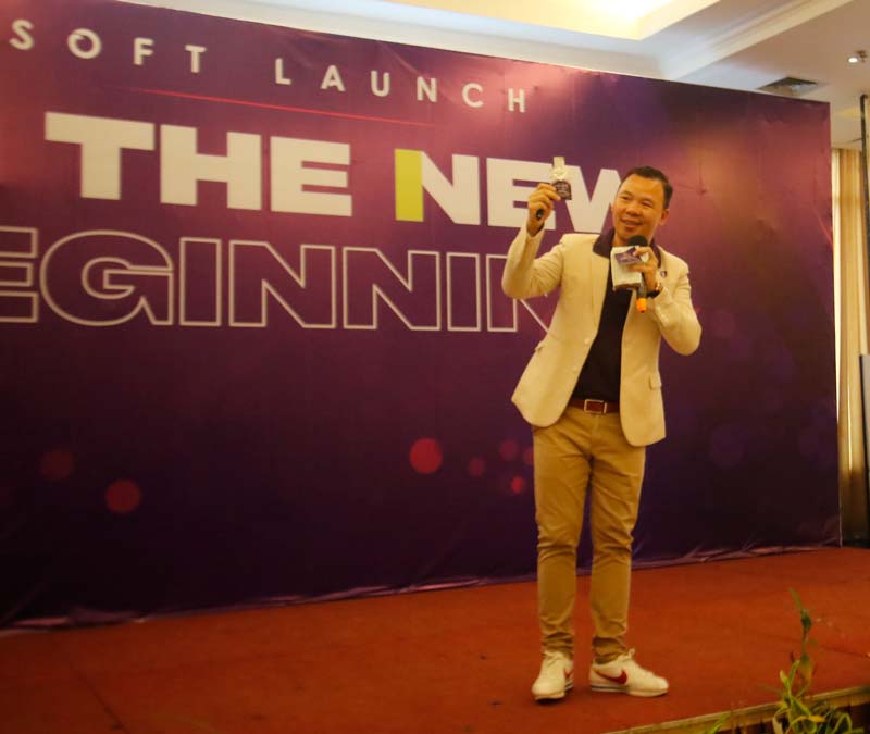 Perwakilan QuiAri Jonni Tio memperkenalkan produk QuiAri dari buah berry yakni Maqui Berry yang merupakan  premium antioksidan saat soft opening di Belagio Ballroom Hotel Grand Jatra, Pekanbaru, Ahad (26/11/2023).