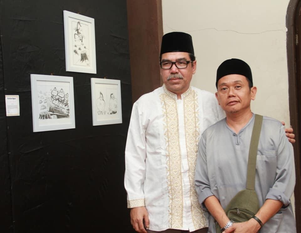 Wapemred Perwajahan Riau Pos Furqon LW foto bersama Ketua MKA LAM Riau Datuk Seri Al Azhar beberapa waktu lalu dalam pameran kartun di Pekanbaru.(dok)