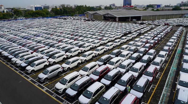 Astra Daihatsu Motor (ADM) terus memproduksi dan mendistribusikan kendaraan. Tampak kendaraan yang diproduksi terparkir di lapangan menunggu pengangkutan.