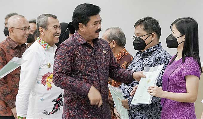 Menteri ATR/BPN Hadi Tjahjanto didampingi Gubernur Riau Drs H Syamsuar MSi menyerahkan sertipikat tanah kepada masyarakat di Gedung Daerah Riau, Pekanbaru, Kamis (16/2/2023).