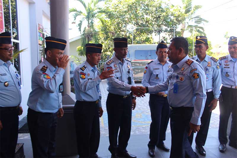 Kakanwil Kemenkum HAM Provinsi Riau, Muhammad Jahari Sitepu memberikan penguatan tugas pokok dan fungsi pemasyarakatan kepada para sipir lapas di Aula Lembaga Pemasyarakatan Kelas IIA Bengkalis, Senin (29/5/2023).