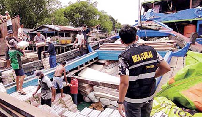 Petugas Bea Cukai Pekanbaru melakukan pemantauan bongkar muat barang kapal di pelabuhan domestik, Jalan Tanjung Rhu, Kecamatan Limapuluh, dalam antisipasi masuknya barang ilegal dari luar negeri, baru-baru ini.