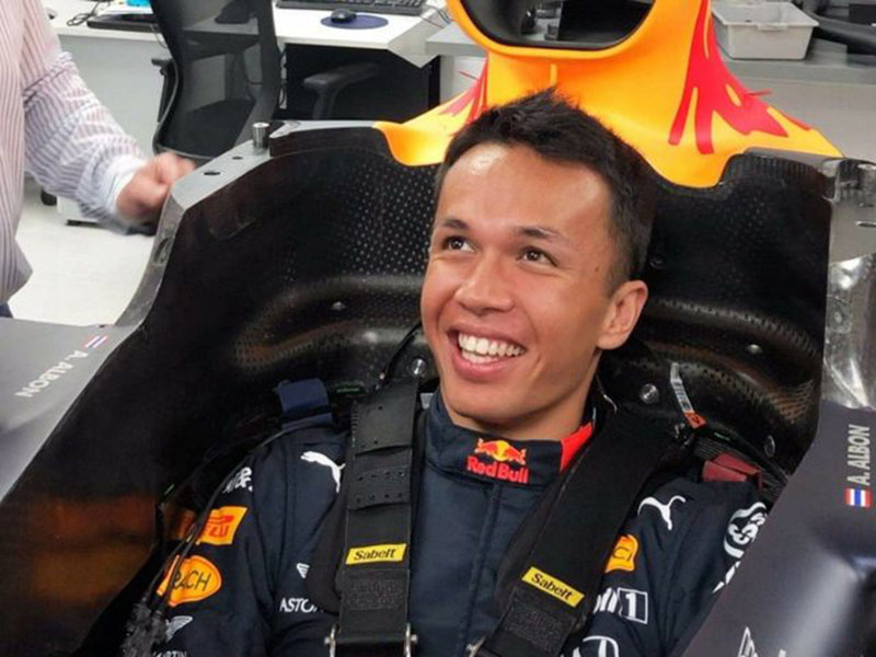 Pembalap tim Red Bull Alexander Albon menjadi juara di Sirkuit Virtual Interlagos, Brazil pada balapan hari ini (4/5) WIB. (AFP)