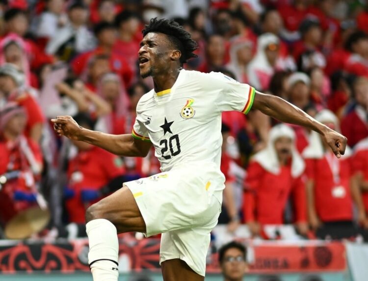 Penyerang Ghana Mohammed Kudus merayakan kemenangan timnya usai mencetak 2 gol ke gawang Korea Selatan, Senin (28/11/2022).