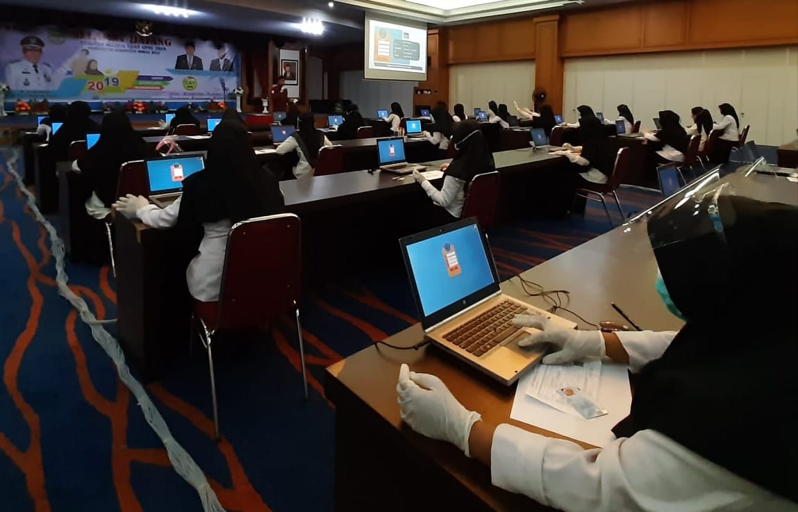 Puluhan Peserta SKB CPNS Rohul Formasi 2019 terlihat menerapkan protokol kesehatan Covid-19 saat tes berlangsung di Convention Islamic Center Rohul, Selasa (1/9/2020). (ENGKI PRIMA PUTRA/RIAUPOS.CO)