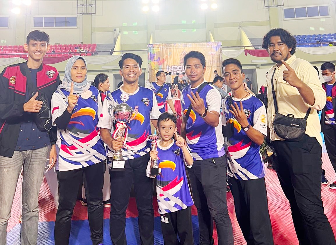 Taekwondoin Riau foto bersama dengan pelatih, usai penyerahan medali dalam Kejuaraan Nasional Taekwondo di Gor Indoor Stadium Banten, yang berakhir Ahad (28/8/2022) lalu.