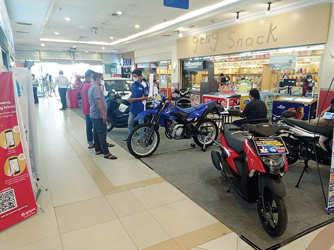 MELIHAT-LIHAT: Pengunjung melihat-lihat Yamaha Blue WR 155 yang dipamerkan di Mal Pekanbaru, Senin (29/11/2021).