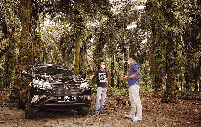 Staf perusahaan perkebunan sawit Kota Garo, Tapung Hilir, Kampar, Abdullah (kiri) berbincang dengan Sales Supervisor Astra Daihatsu Pekanbaru Riau, Apriansyah (kanan), Rabu (20/7/2022).