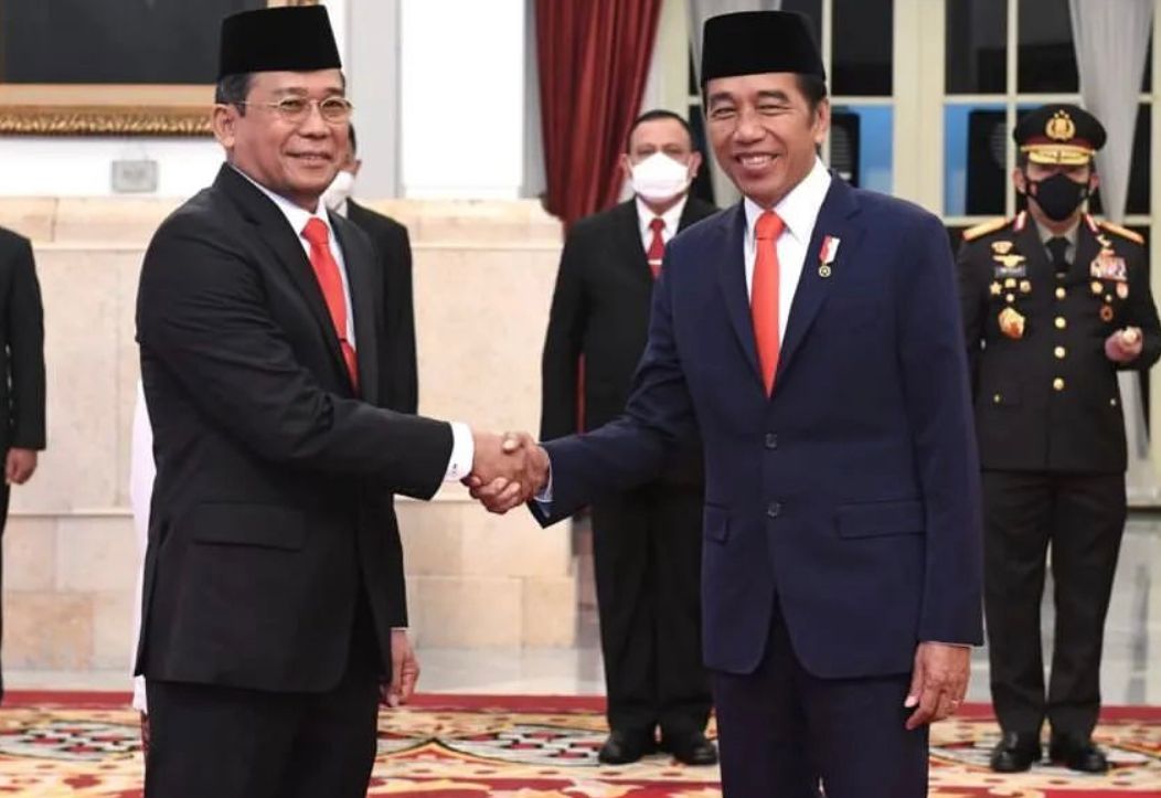 Presiden Joko Widodo memberikan selamat kepada Wakil Ketua KPK Johanis Tanak usai menyaksikan pengucapan janji sebagai wakil ketua merangkap anggota KPK sisa masa jabatan 2019-2023 di Istana Negara, Jakarta, Jumat (28/10/2022).