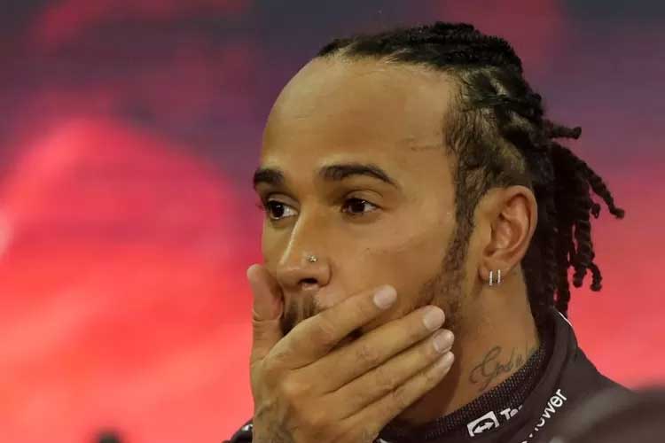 Pembalap Mercedes Lewis Hamilton saat tampil di GP Abu Dhabi. Hamilton kini merambah dunia film dengan menggandeng sutradara Top Gun:Maverick.
