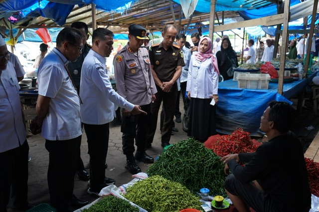 Sekda Kuansing H Dedy Sambudi SKM MKes bersama Forkompinda turun ke pasar melakukan pengecekan ketersediaan sembako dan harga di pasaran jelang menyambut ramadan di Telukkuantan, Kuansing, Rabu (15/3/2023).