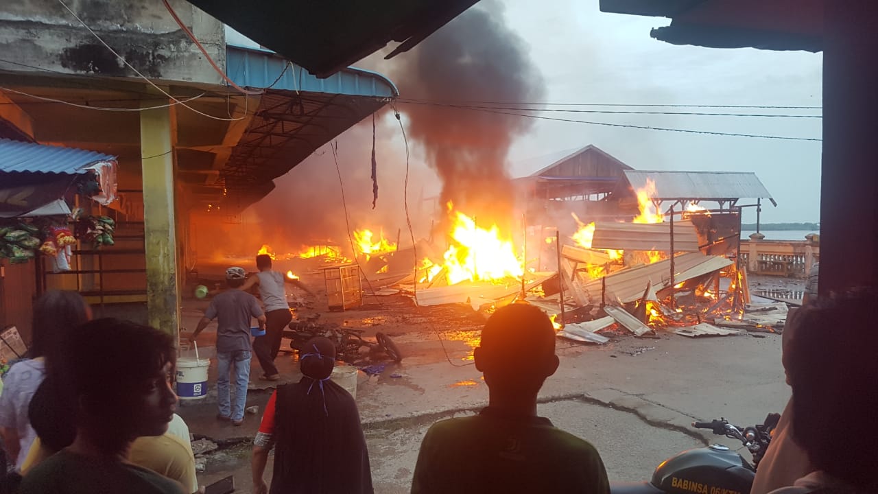 Api membakar puluhan lapak pedagang di Jalan Yos Sudarso, Sungai Guntung, Kelurahan Tagaraja, Kecamatan Kateman, Indragiri Hilir (Inhil), Rabu (30/12/2020) sekitar pukul 06.00 WIB.(INDRA EFFENDI/RIAUPOS.CO)