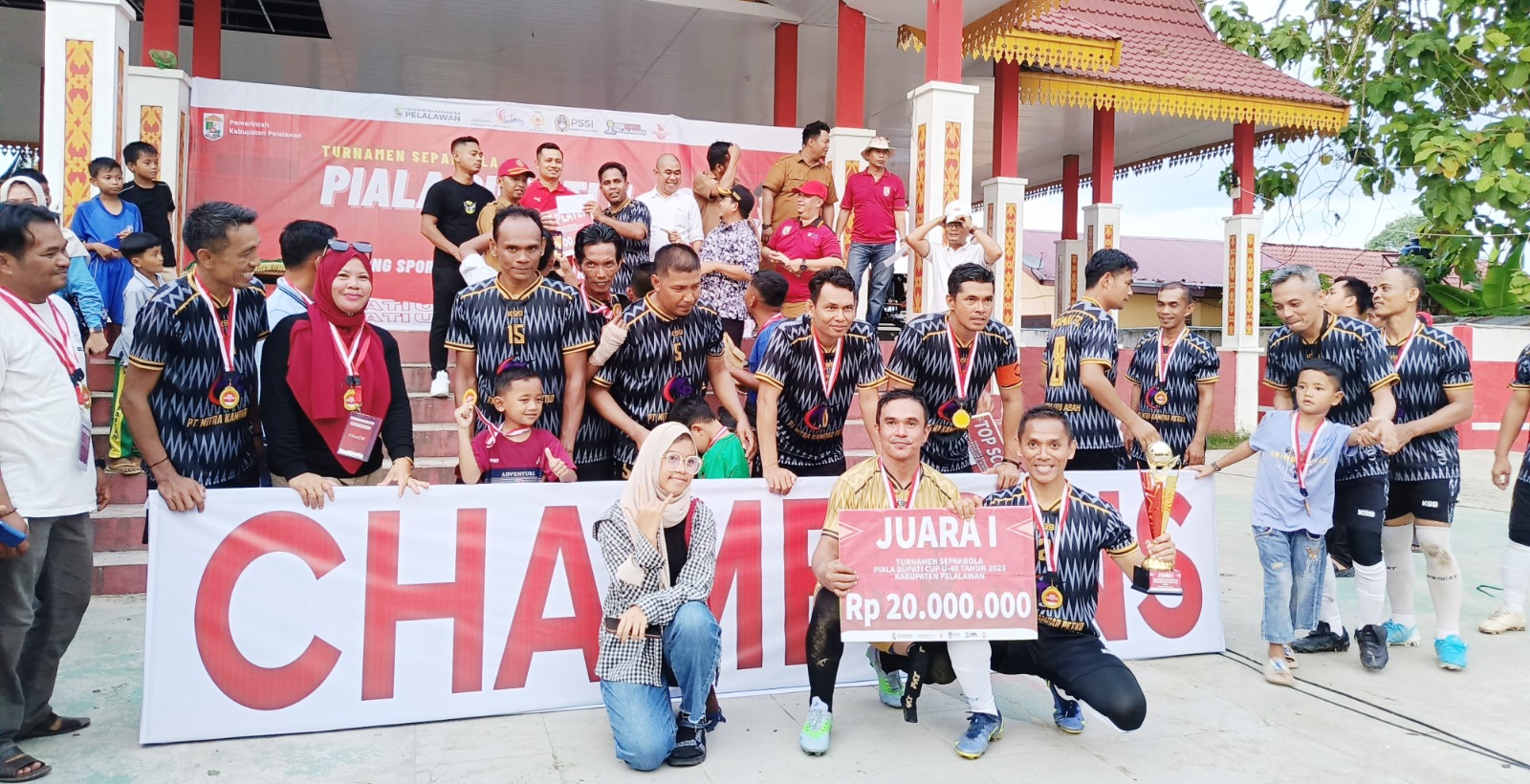 Para pemain Petapahan Legend FC saat merayakan gelar juara Piala Bupati Pelalawan U-40 2023 setelah mengalahkan MSP 3-1 di final, Senin (26/6/2023).