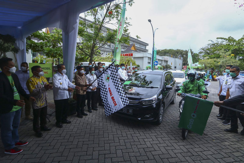 Wamenkes RI dr Dante Saksono Harbuwono Sp PD-KEMD PhD melakukan peresmian Vaksinasi Covid Drive Thru bersama Gubri Drs H Syamsuar MSi, CEO RSAB Hospital Group Ir Arfan Awaloeddin dan Direktur RSAB Pekanbaru dr Jimmy Kurniawan.