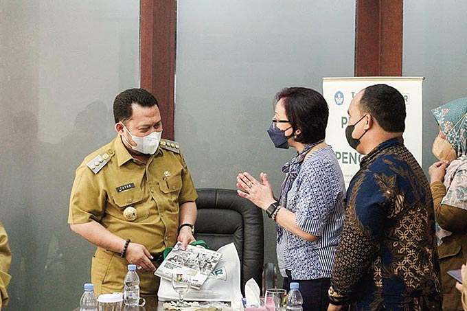 Bupati Kampar Catur Sugeng Susanto didampingi Kadis Pendidikan Kepemudaan dan Olahraga Drs M Yasir MM  menerima kunjungan Direktur Pendidikan Dasar M Ari Widowati dan tim Tanoto Foundation, Senin (24/1/2022).