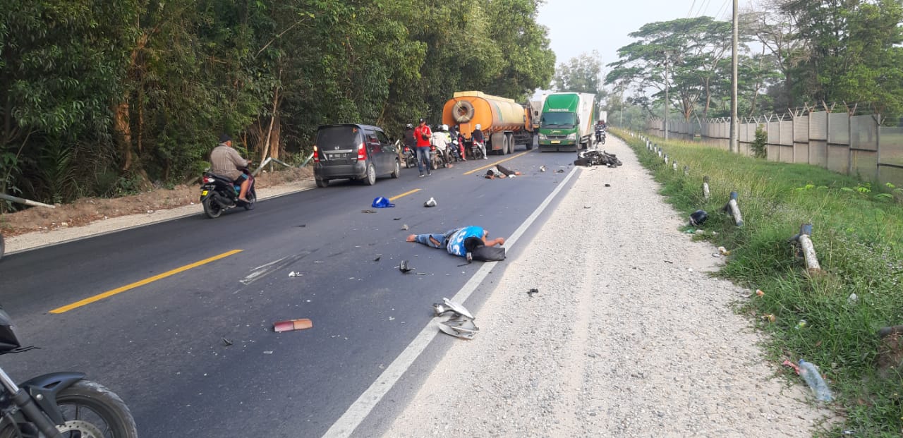 LAKALANTAS:Kecelakaan lalu lintas yang terjadi di lintasan Pekanbaru-Duri, tepatnya berada sekitar gate Soeharto PT Chevron, di Kecamatan Mandau, Bengkalis, Sabtu (18/1/2020) pagi.(Satlantas Bengkalis for Riau Pos)