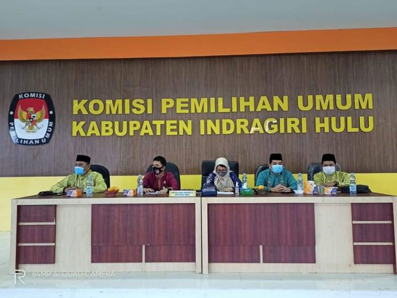 Ketua KPU Kabupaten Inhu Yenni Mairida SE MM (tengah) didampingi komisioner saat rapat pleno terbuka rekapitulasi penetapan DPT Pilkada tahun 2020. (RAJA KASMEDI/RIAUPOS.CO)