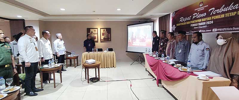 Komisioner KPU Kota Dumai dan undangan menyanyikan lagu Indonesia Raya sebelum dimulainya sidang pleno penetapan Daftar Pemilih Tetap (DPT), Rabu (21/6/2023).