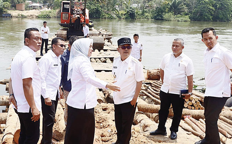 Pj Bupati Kampar Muhammad Firdaus SE MM bersama Kadis PUPR Afdal  meninjau proyek pembangunan  jembatan  gantung Tanjung Berulak Pasar Usang Air Tiris - Sungai Jalau dan jembatan rangka baja Desa Limau Manis - Desa Muara Jalai, Rabu (23/8/2023).