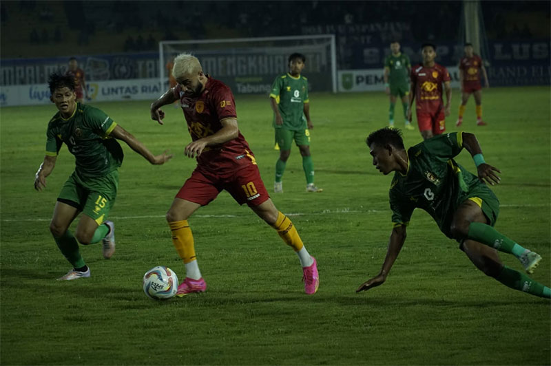 Pemain asing PSPS Riau, Omid Popalzay melewati dua pemain Sriwijaya FC pada pertandingan Pegadaian Liga 2 Indonesia 2023 di Stadion Kaharuddin Nasution Rumbai. Kamis (30/11/2023). Dala laga itu PSPS Riau kalah 0-1,