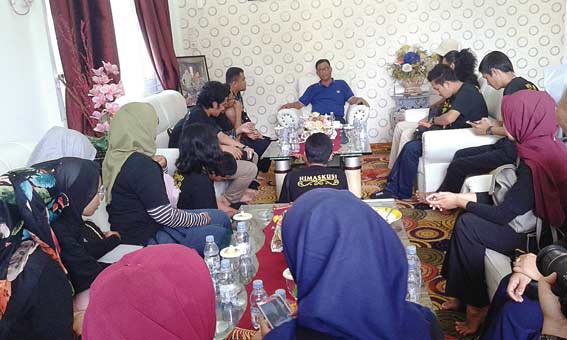 BERSAMA MAHASISWA: Bupati Rohil H Suyatno saat menerima kunjungan mahasiswa Institut Seni Indonesia (ISI) Padang Panjang di Gedung Daerah Datuk Batu Hampar di Jalan Perwira, Bagansiapiapi, Baru-baru ini.