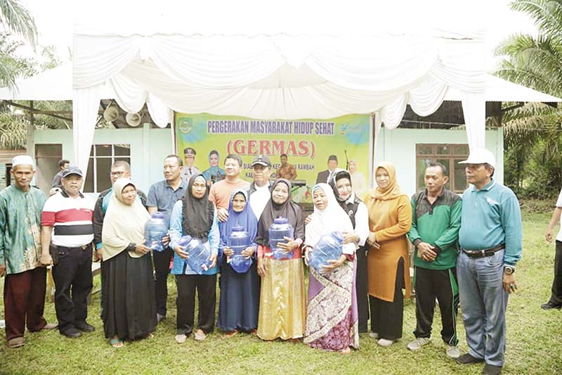 BERMAAF-MAAFAN : Pemkab Siak dipimpin Bupati H Alfedri dan Sekda serta jajaran, menggelar apel upacara usai libur Idulfitri dan bermaaf-maafan di halaman kantor bupati, Senin (10/6/2019).