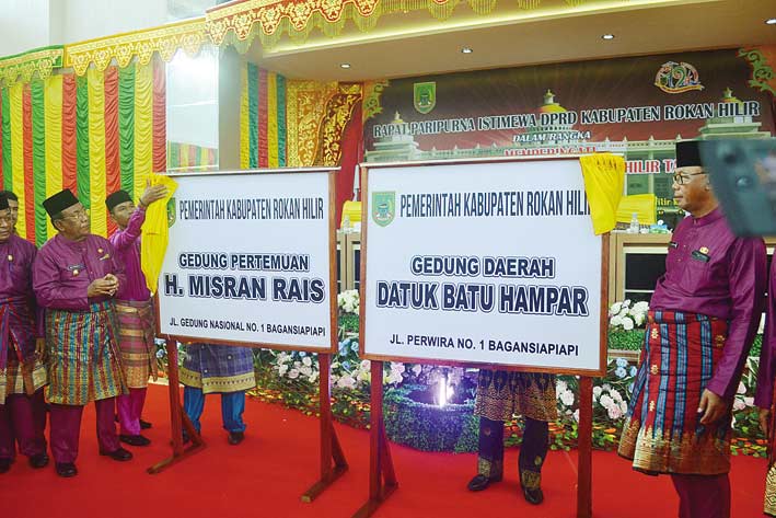 DIRESMIKAN: Plt Gubri Drs H Wan Thamrin Hasyim dan Bupati Rohil H Suyatno AMp melihat plang nama Gedung Pertemuan Misran Rais dan Gedung Daerah Datuk Batu Hampar yang diresmikan di Bagansiapiapi, Kamis (4/10/2018).