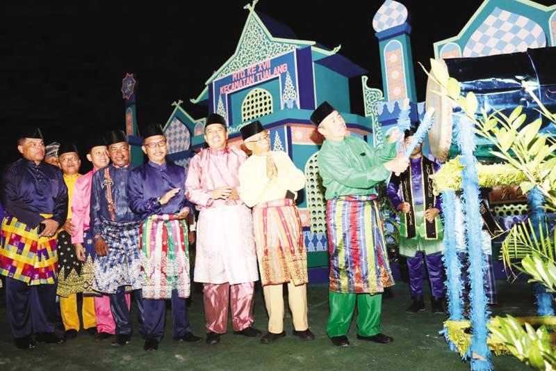 PUKUL BEDUG: Gubernur Riau H Syamsuar disaksikan Bupati Siak H Alfedri memukul bedug tandai dibukanya MTQ Kecamatan Tualang XVII, Sabtu malam (6/4/2019).