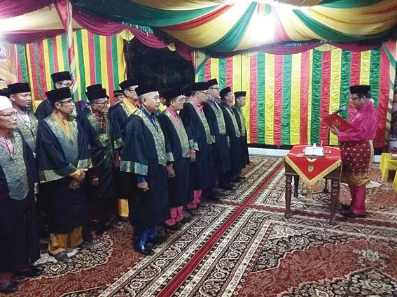 KUKUHKAN: Wabup Rohil Drs H Jamiludin mengukuhkan dewan hakim dan majelis hakim MTQ XV di Bagansiapiapi, kemarin malam.