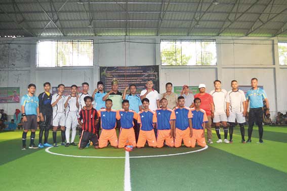 OPEN TURNAMEN: Asisten I Bidang Pemerintahan dan Kesra Pemkab Rohil Drs H Ferry H Parya, Ketua Asosiasi Futsal Kabupaten (AFK) Rohil Habib Nur, Pasi Intel Kapt R Sembiring foto bersama perwakilan tim futsal dan wasit/official pertandingan jelang pembukaan